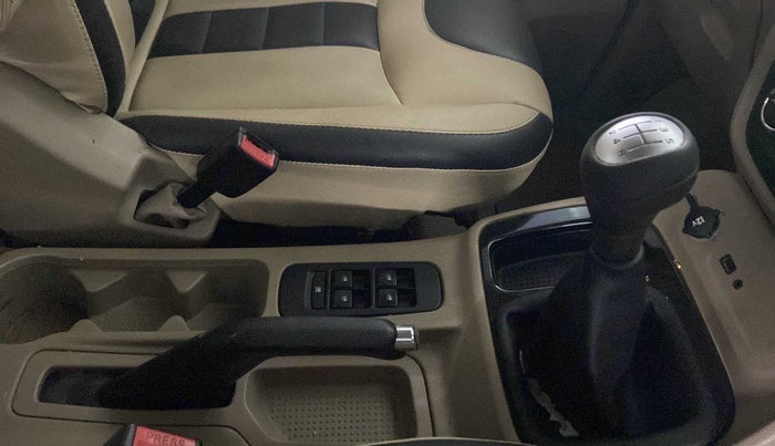 2019 Mahindra TUV300 T10, Diesel, Manual, 57,818 km, Gear Lever