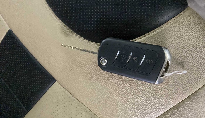 2019 Mahindra TUV300 T10, Diesel, Manual, 57,818 km, Key Close Up