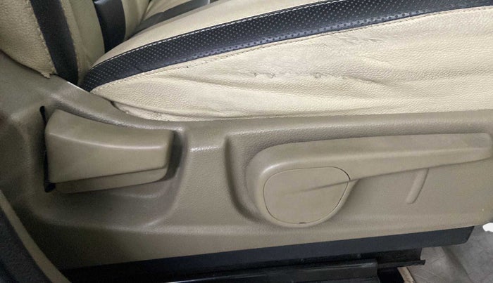 2019 Mahindra TUV300 T10, Diesel, Manual, 57,818 km, Driver Side Adjustment Panel