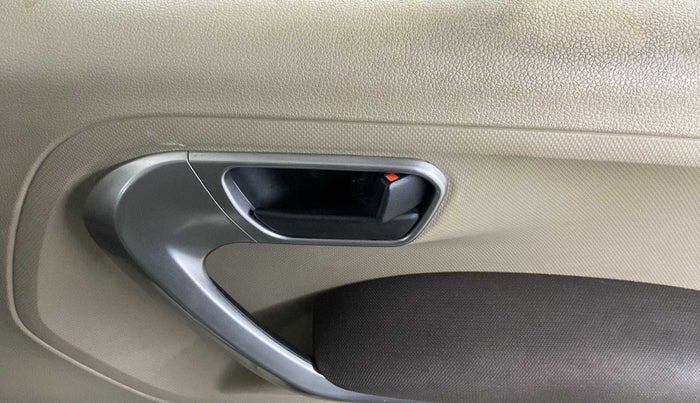 2019 Mahindra TUV300 T10, Diesel, Manual, 57,818 km, Driver Side Door Panels Control