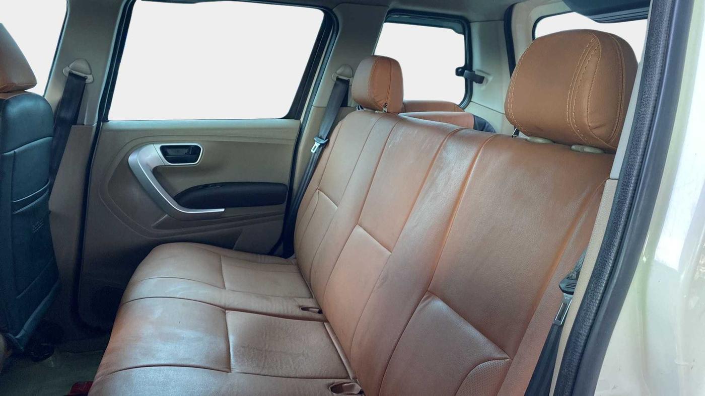2016 Mahindra TUV300 T8, Diesel, Manual, 83,970 km, Right Side Rear Door Cabin