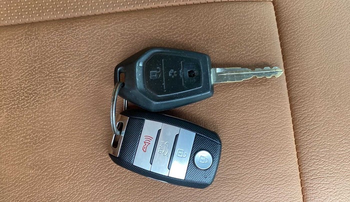 2016 Mahindra TUV300 T8, Diesel, Manual, 83,970 km, Key Close Up