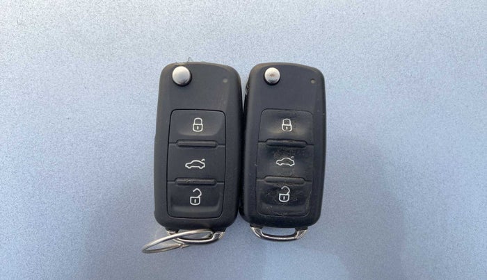 2015 Volkswagen Vento COMFORTLINE 1.2 TSI AT, Petrol, Automatic, 90,521 km, Key Close Up
