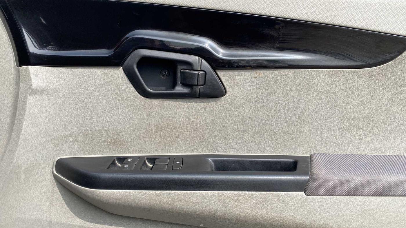 2017 Mahindra Kuv100 K6 PLUS D 6 STR, Diesel, Manual, 48,670 km, Driver Side Door Panels Control