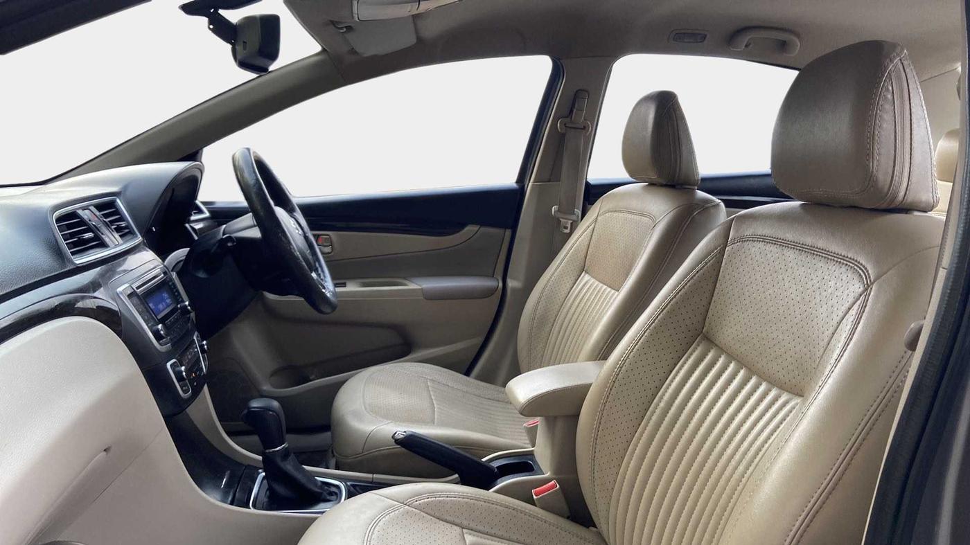 2017 Maruti Ciaz ZETA 1.4  AT PETROL, Petrol, Automatic, 72,443 km, Right Side Front Door Cabin