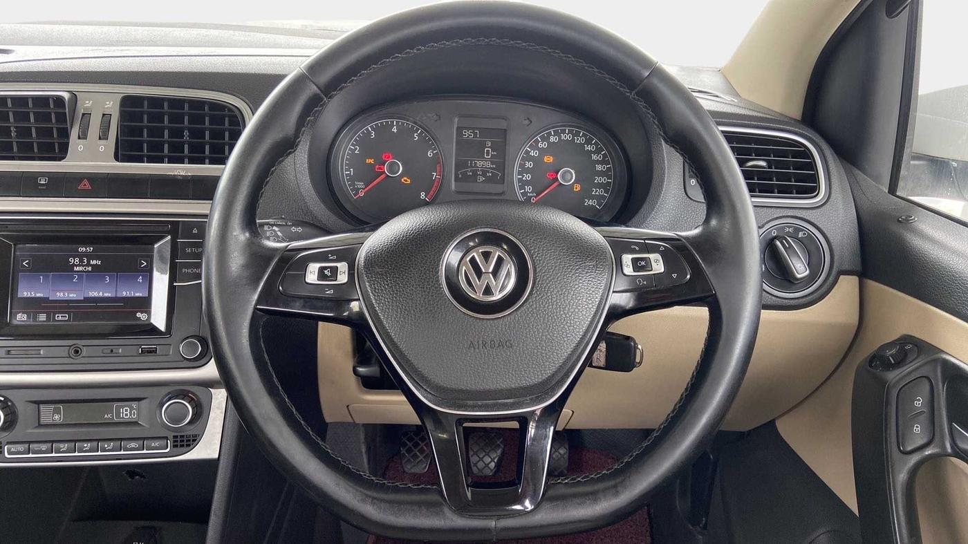 2016 Volkswagen Polo HIGHLINE1.2L, Petrol, Manual, 1,17,907 km, Steering Wheel Close Up