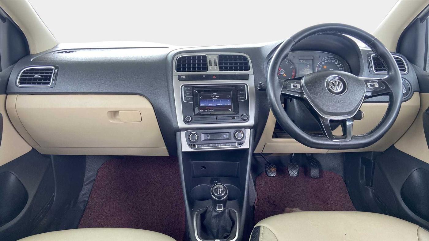 2016 Volkswagen Polo HIGHLINE1.2L, Petrol, Manual, 1,17,907 km, Dashboard