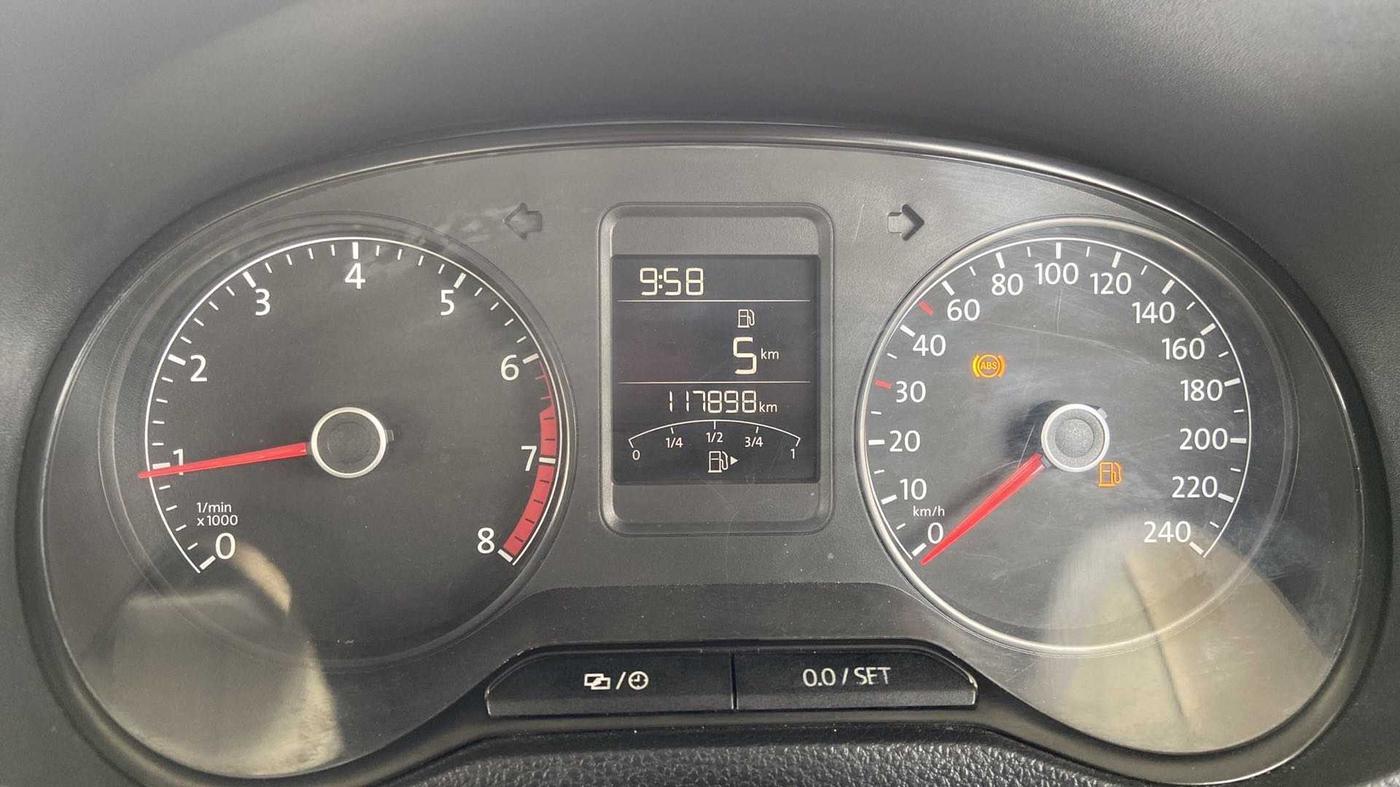 2016 Volkswagen Polo HIGHLINE1.2L, Petrol, Manual, 1,17,907 km, Odometer Image