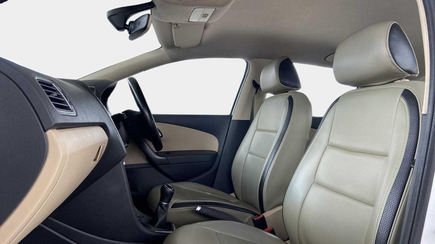 2016 Volkswagen Polo HIGHLINE1.2L, Petrol, Manual, 1,17,907 km, Right Side Front Door Cabin