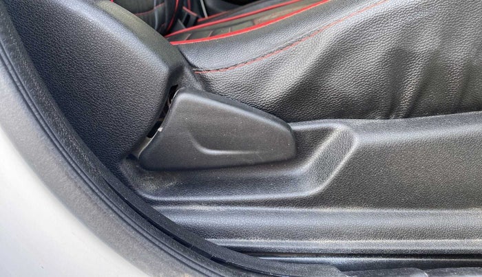 2018 Renault Kwid RXT 1.0 (O), Petrol, Manual, 88,645 km, Driver Side Adjustment Panel