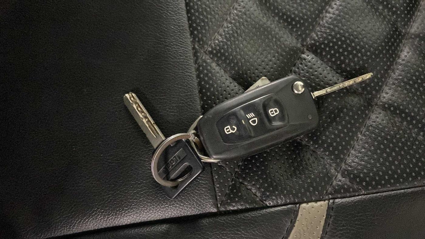 2016 Tata Tiago XZ PETROL, Petrol, Manual, 33,692 km, Key Close Up