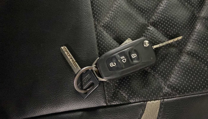 2016 Tata Tiago XZ PETROL, Petrol, Manual, 33,692 km, Key Close Up