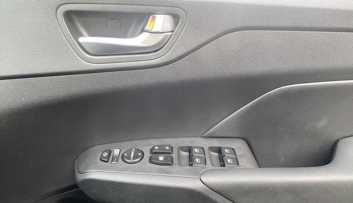 2021 Hyundai Verna SX (O) 1.0 TURBO DCT, Petrol, Automatic, 37,975 km, Driver Side Door Panels Control