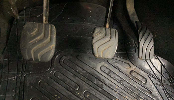 2017 Renault Kwid RXT 02 Anniversary Edition, Petrol, Manual, 98,354 km, Pedals