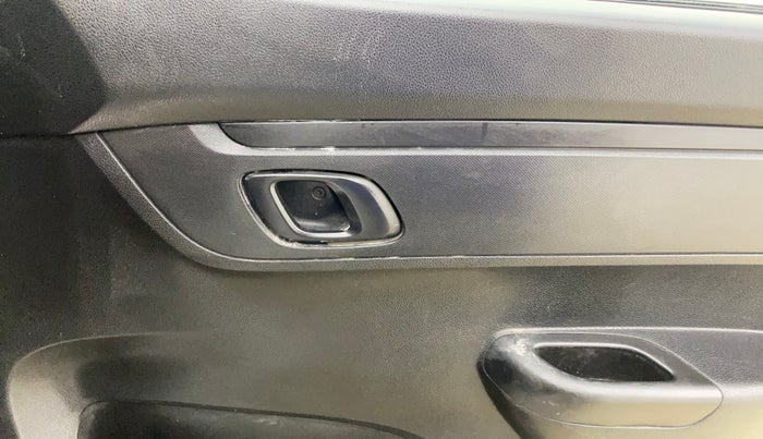 2017 Renault Kwid RXT 02 Anniversary Edition, Petrol, Manual, 98,354 km, Driver Side Door Panels Control