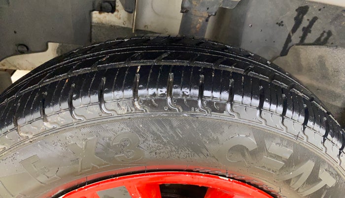 2017 Renault Kwid RXT 02 Anniversary Edition, Petrol, Manual, 98,354 km, Left Front Tyre Tread