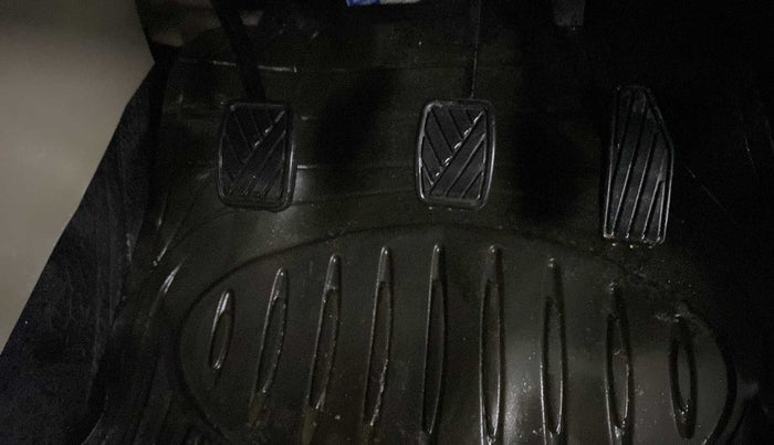 2017 Maruti Dzire VXI, Petrol, Manual, 19,537 km, Pedals