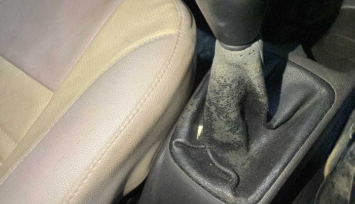 2016 Hyundai Eon MAGNA +, Petrol, Manual, 82,714 km, Gear lever - Boot cover slightly torn