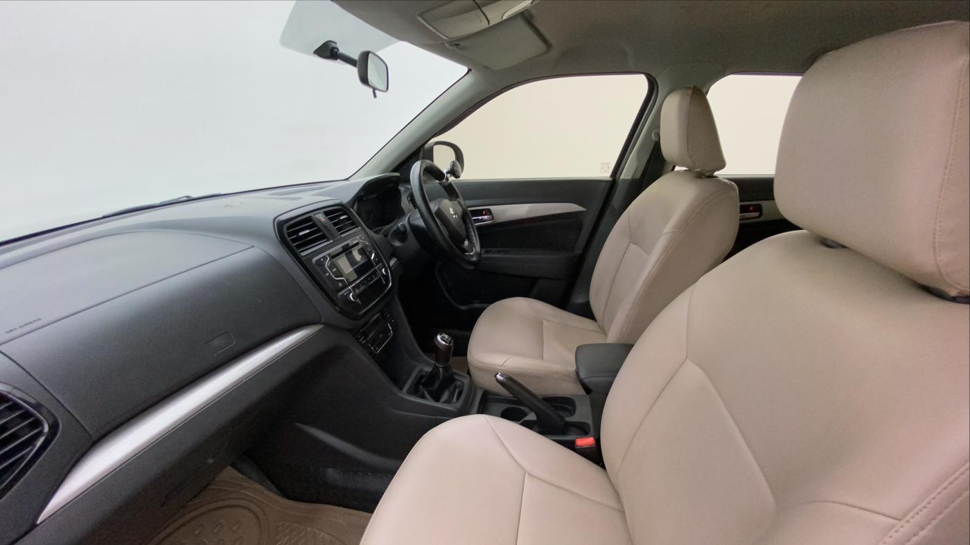 2016 Maruti Vitara Brezza ZDI, Diesel, Manual, 1,12,913 km, Right Side Front Door Cabin
