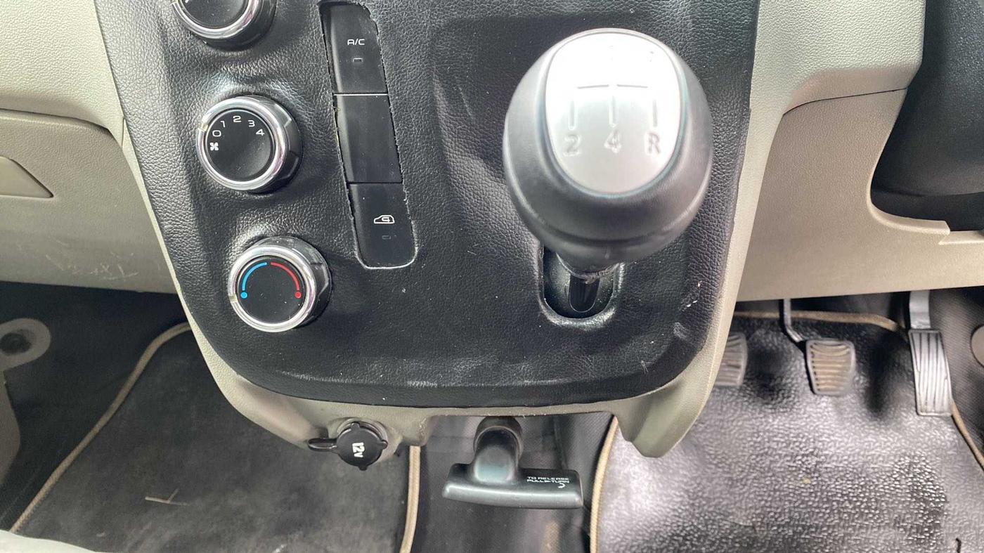 2017 Mahindra Kuv100 K4 6 STR, Petrol, Manual, 62,711 km, Gear Lever