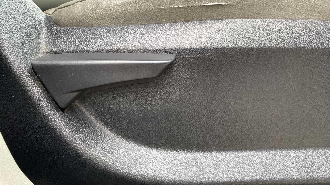 2017 Mahindra Kuv100 K4 6 STR, Petrol, Manual, 62,711 km, Driver Side Adjustment Panel