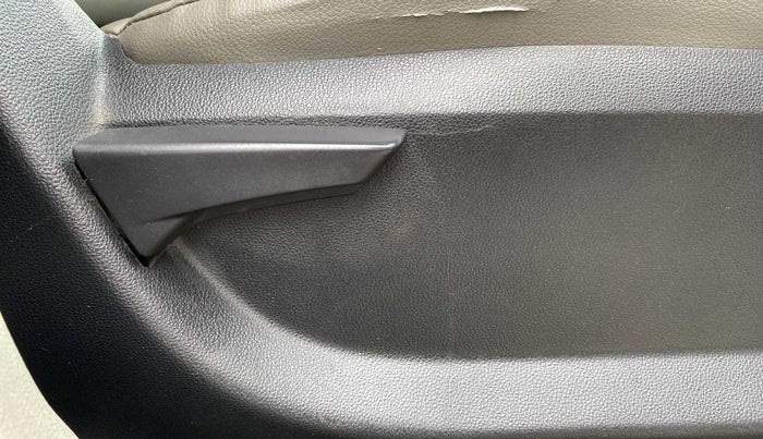 2017 Mahindra Kuv100 K4 6 STR, Petrol, Manual, 62,711 km, Driver Side Adjustment Panel