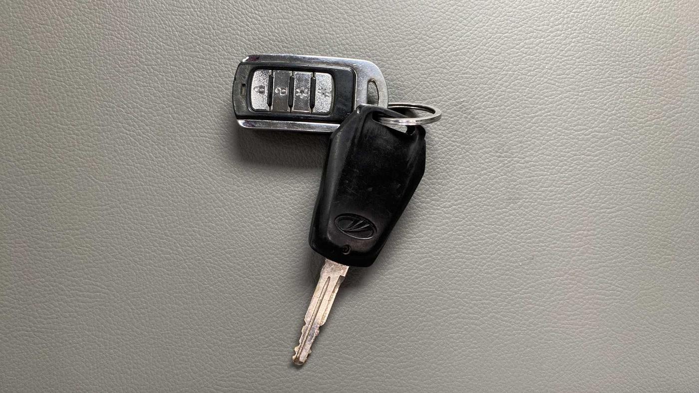 2017 Mahindra Kuv100 K4 6 STR, Petrol, Manual, 62,711 km, Key Close Up