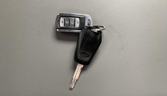 2017 Mahindra Kuv100 K4 6 STR, Petrol, Manual, 62,711 km, Key Close Up