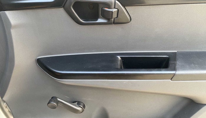 2018 Mahindra KUV 100 NXT K2 P 6 STR, Petrol, Manual, 52,257 km, Driver Side Door Panels Control