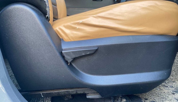 2018 Mahindra KUV 100 NXT K2 P 6 STR, Petrol, Manual, 52,257 km, Driver Side Adjustment Panel