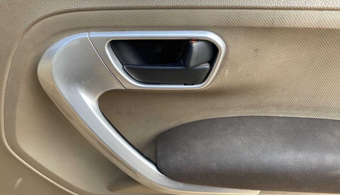 2015 Mahindra TUV300 T8, Diesel, Manual, 58,663 km, Driver Side Door Panels Control