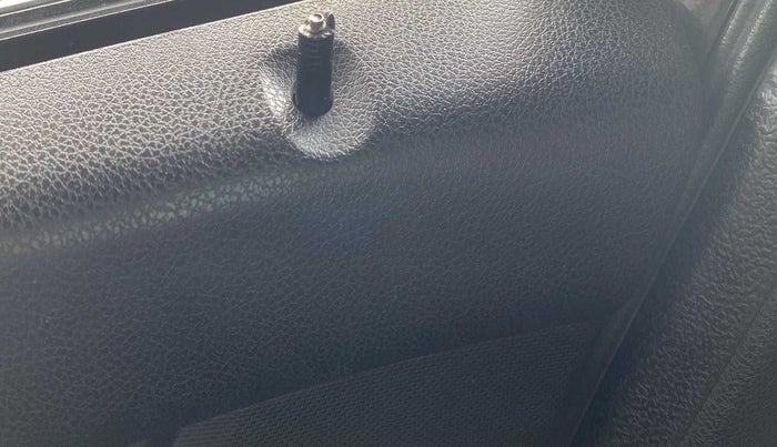 2018 Renault Kwid RXT 1.0, Petrol, Manual, 38,674 km, Lock system - Door lock knob has minor damage