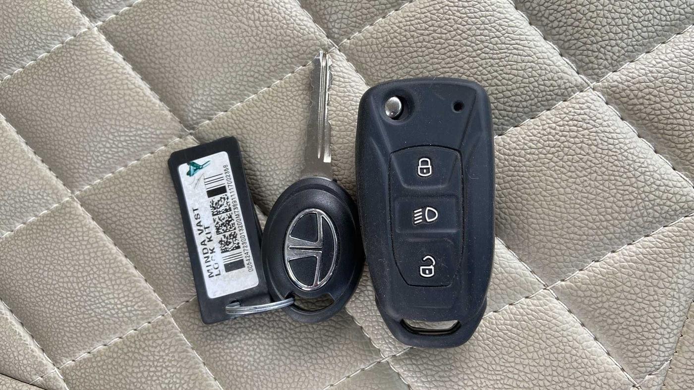 2017 Tata Tiago XT PETROL, CNG, Manual, 36,422 km, Key Close Up