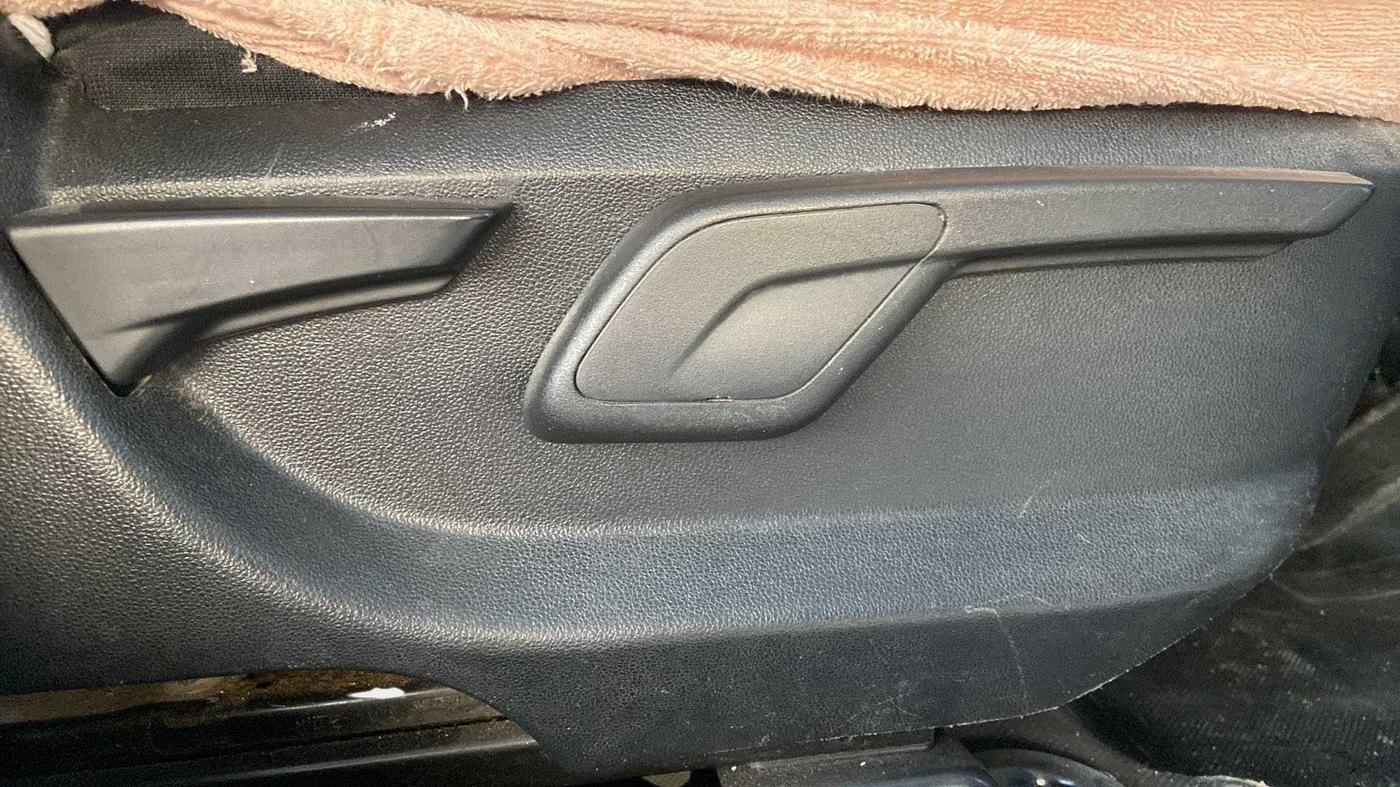 2017 Mahindra KUV 100 NXT K6+ P 6 STR, Petrol, Manual, 58,441 km, Driver Side Adjustment Panel