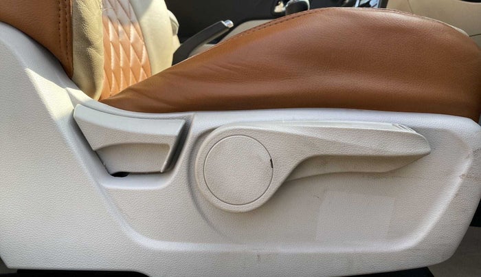 2019 Mahindra XUV300 W8(O) 1.2 PETROL DUAL TONE, Petrol, Manual, 30,511 km, Driver Side Adjustment Panel