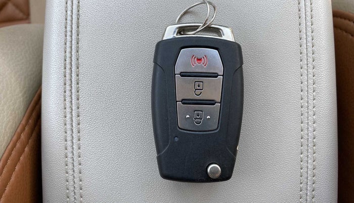 2019 Mahindra XUV300 W8(O) 1.2 PETROL DUAL TONE, Petrol, Manual, 30,511 km, Key Close Up
