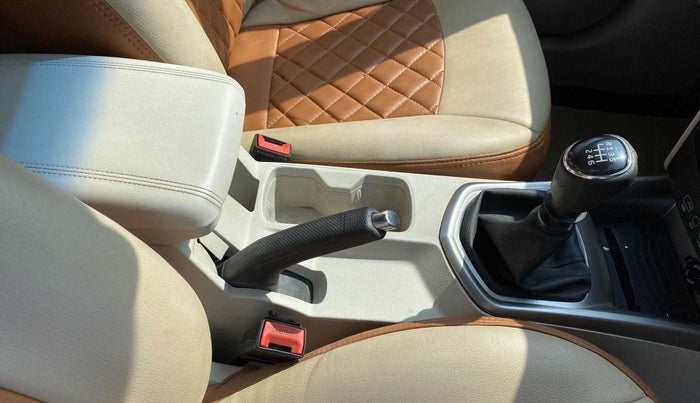 2019 Mahindra XUV300 W8(O) 1.2 PETROL DUAL TONE, Petrol, Manual, 30,511 km, Gear Lever