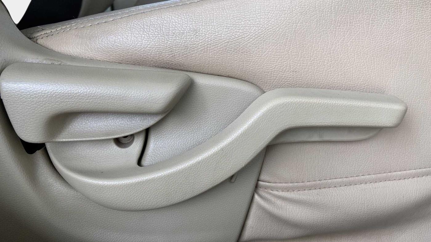 2014 Honda Amaze 1.5L I-DTEC S, Diesel, Manual, 1,21,412 km, Driver Side Adjustment Panel