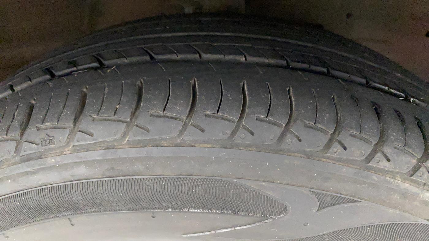 2017 Mahindra KUV 100 NXT K2 P 6 STR, Petrol, Manual, 92,064 km, Right Front Tyre Tread