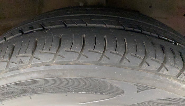 2017 Mahindra KUV 100 NXT K2 P 6 STR, Petrol, Manual, 92,064 km, Right Front Tyre Tread