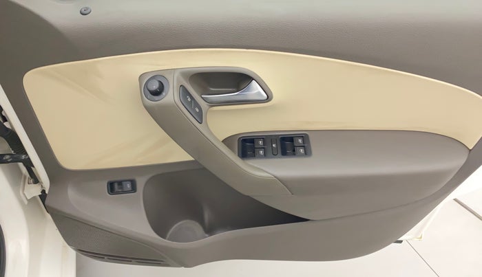 2013 Volkswagen Vento HIGHLINE 1.6 MPI, Petrol, Manual, 71,330 km, Driver Side Door Panels Control