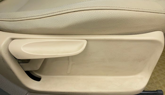 2013 Volkswagen Vento HIGHLINE 1.6 MPI, Petrol, Manual, 71,330 km, Driver Side Adjustment Panel