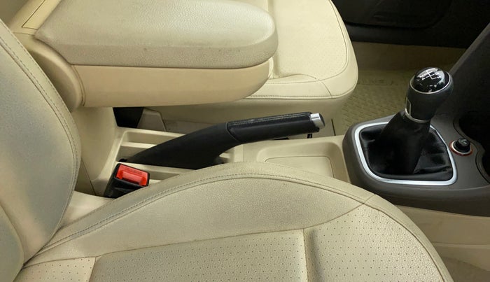 2013 Volkswagen Vento HIGHLINE 1.6 MPI, Petrol, Manual, 71,330 km, Gear Lever