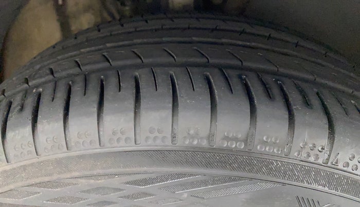 2013 Volkswagen Vento HIGHLINE 1.6 MPI, Petrol, Manual, 71,330 km, Right Front Tyre Tread