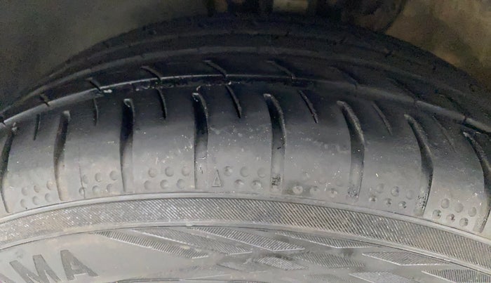 2013 Volkswagen Vento HIGHLINE 1.6 MPI, Petrol, Manual, 71,330 km, Left Front Tyre Tread