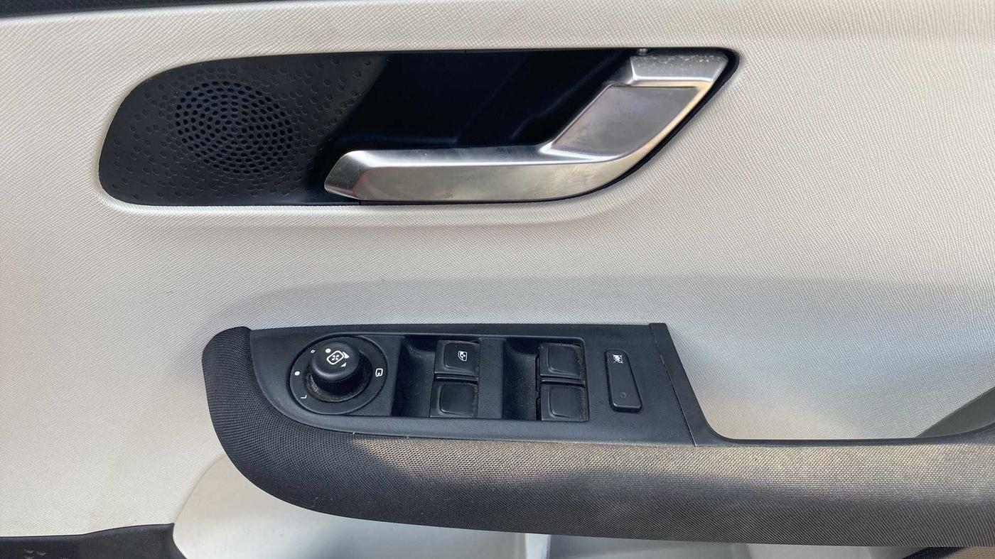 2022 Tata ALTROZ XZA PLUS, Petrol, Automatic, 31,916 km, Driver Side Door Panels Control
