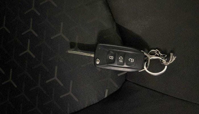 2022 Tata NEXON XM SUNROOF PETROL, Petrol, Manual, 39,820 km, Key Close Up