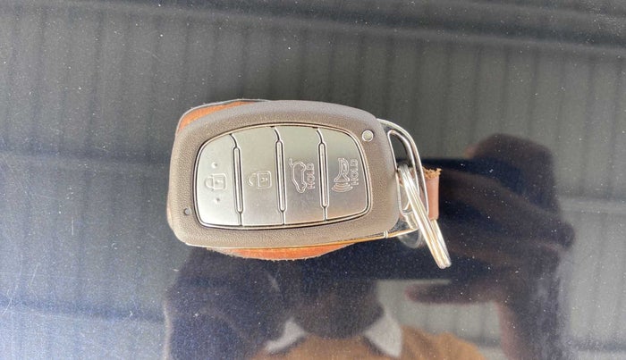 2021 Hyundai NEW I20 ASTA (O) 1.2 MT, Petrol, Manual, 47,745 km, Key Close Up