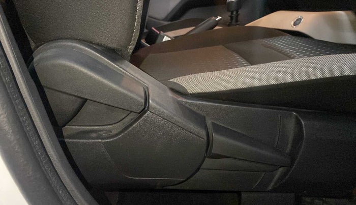 2023 Nissan MAGNITE XV MT, Petrol, Manual, 4,727 km, Driver Side Adjustment Panel