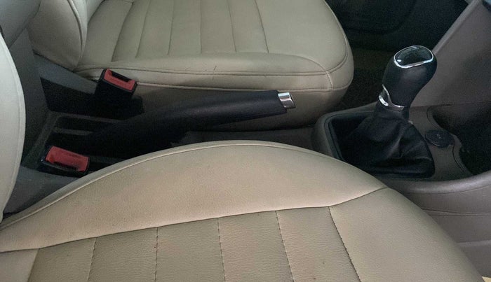 2016 Skoda Rapid AMBITION 1.6 MPI MT, Petrol, Manual, 1,04,698 km, Gear Lever